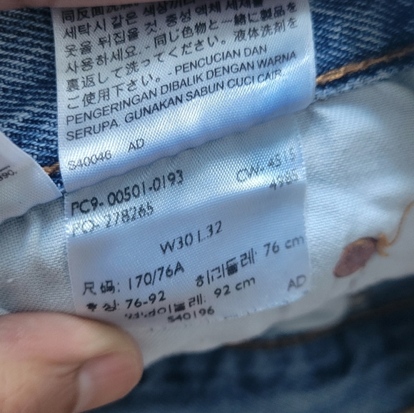 Levi's 501 Shorts - Picture 13 of 16